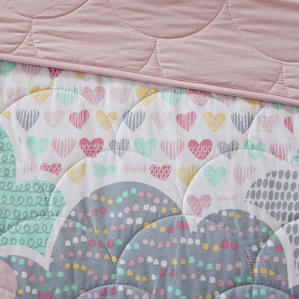 Reversible cotton quilt set with matching throw pillows, featuring a cozy, stylish design perfect for bedroom decor.