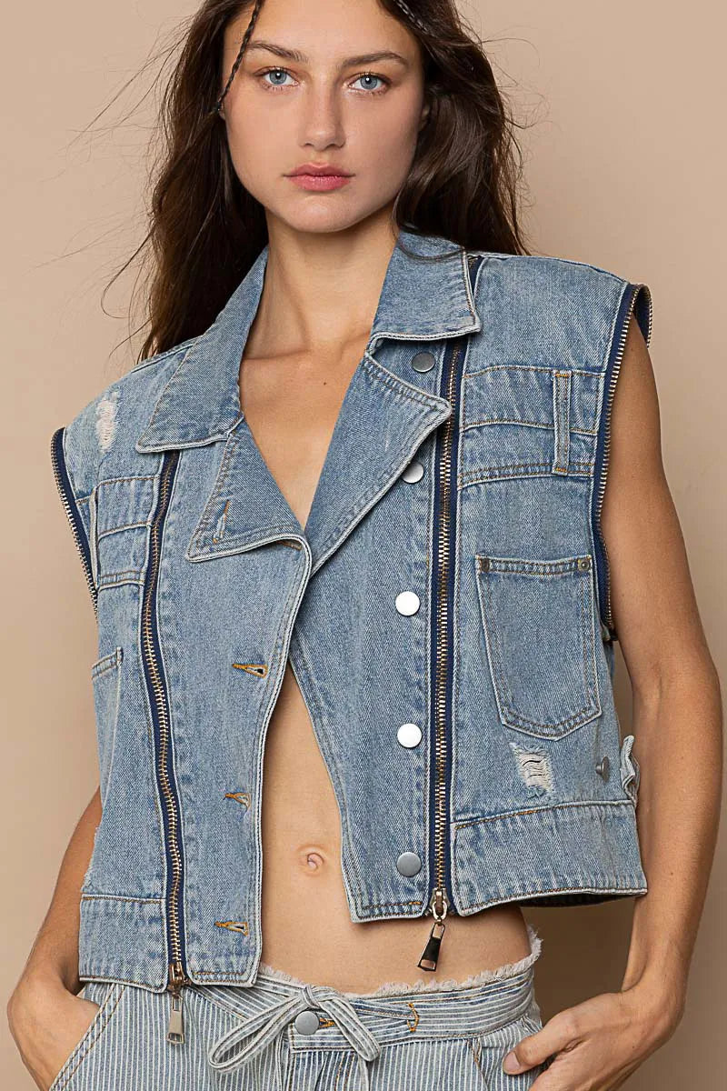 Pear Daisy POL cropped denim jacket with functional zipper detail, showcasing classic blue denim and stylish design.