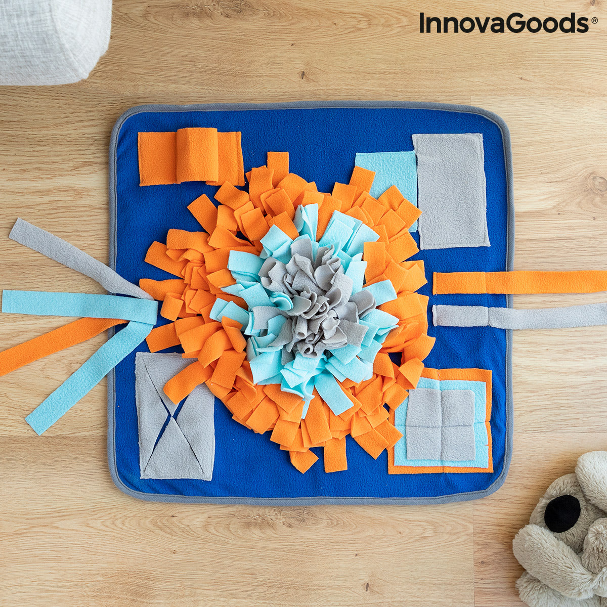 Sniffing mat for pets by Fooland InnovaGoods, featuring colorful fabric and multiple scent pockets for stimulating play.