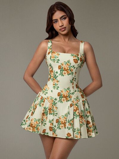 Floral sleeveless mini pleated dress from Taupe Oliver, stylish T-shirt with a colorful floral pattern and pleated design.