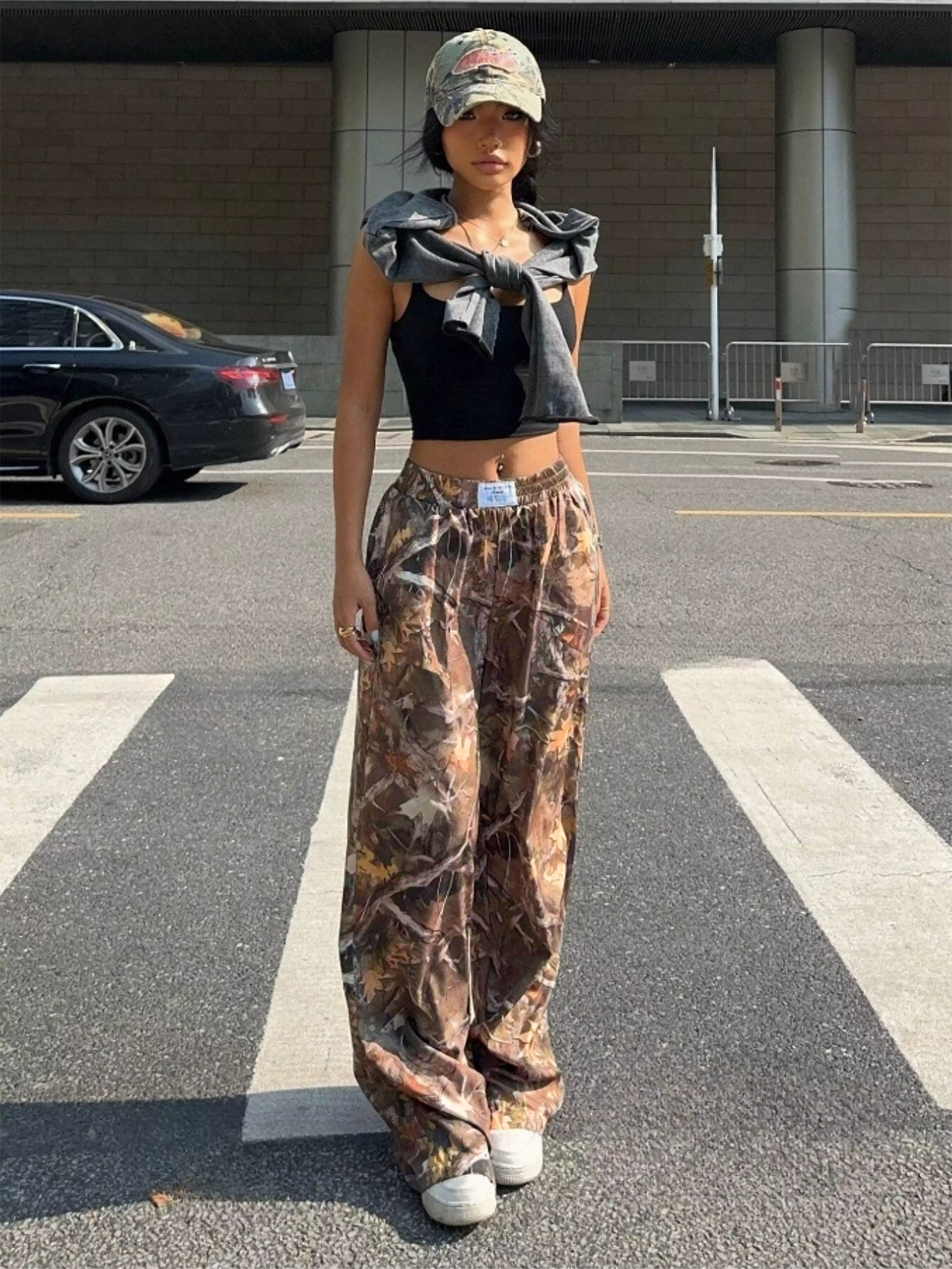 Pear Daisy camouflage casual pants with multiple pockets, hip hop-inspired, retro street style for a slimming, relaxed fit.