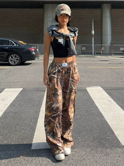 Pear Daisy camouflage casual pants with multiple pockets, hip hop-inspired, retro street style for a slimming, relaxed fit.