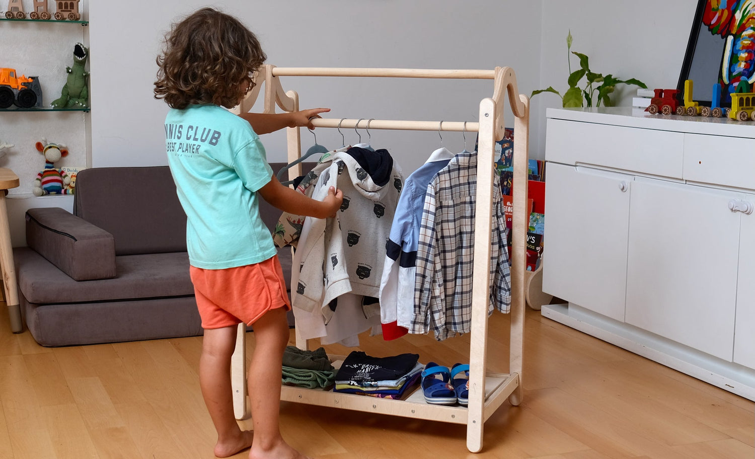 Wooden kids clothing rack from Red Oceanus, featuring a sturdy children&