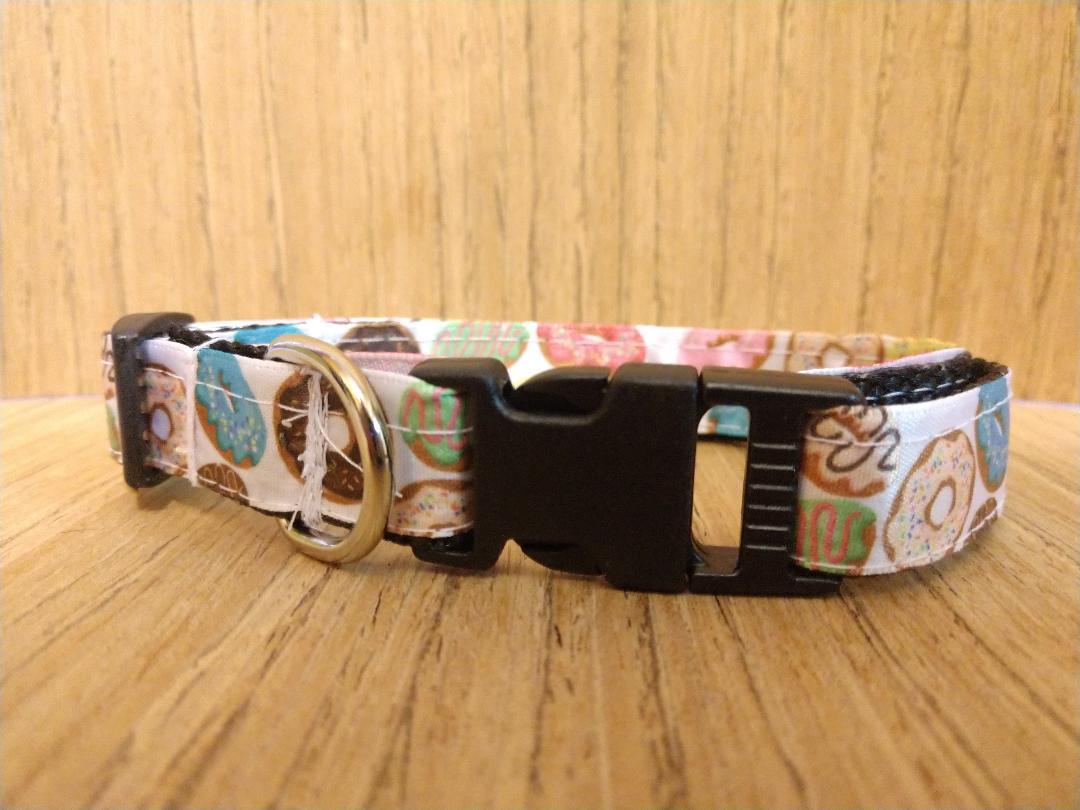 Green Thalassa small doughnut pattern collar for pets, featuring colorful doughnut designs on a durable leash and petwear set.