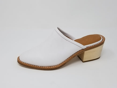 Azure Ophion Foxhill white footwear showing sleek design and comfortable fit, ideal for casual or athletic wear.