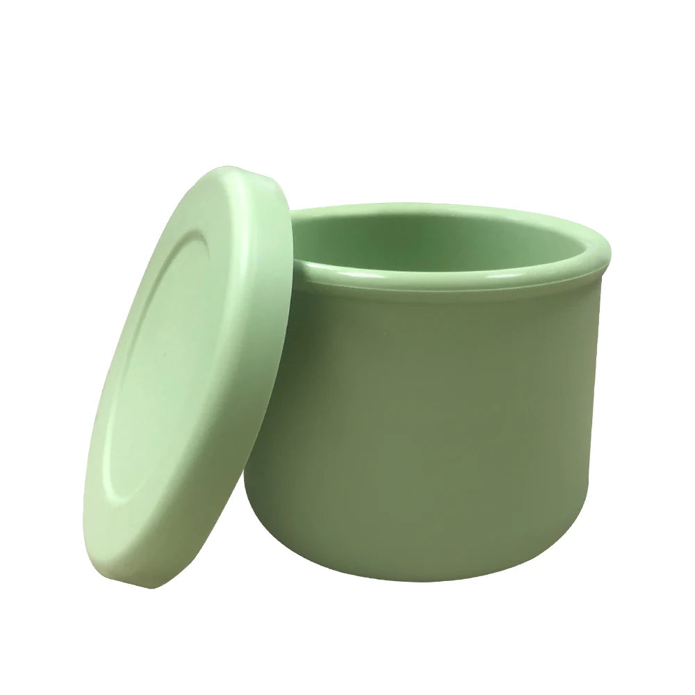 Eco-friendly silicone crisper bowl cover by Rose Oscar for kitchen use, showing a flexible, transparent lid on a bowl.