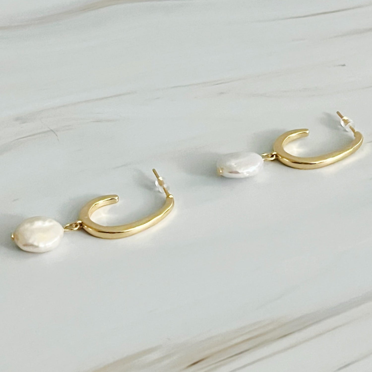 Fuchsia Hercules dangle pearl gold hoop earrings, elegant jewelry with hanging pearls and shiny gold hoops.