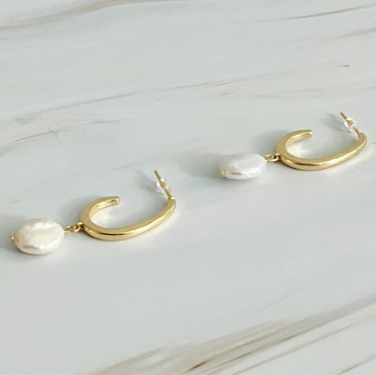 Fuchsia Hercules dangle pearl gold hoop earrings, elegant jewelry with hanging pearls and shiny gold hoops.