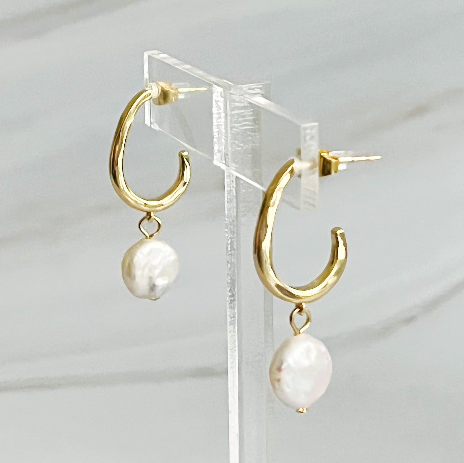 Fuchsia Hercules gold hoop earrings with dangling pearls, stylish jewelry featuring elegant pearl accents and hoop design.