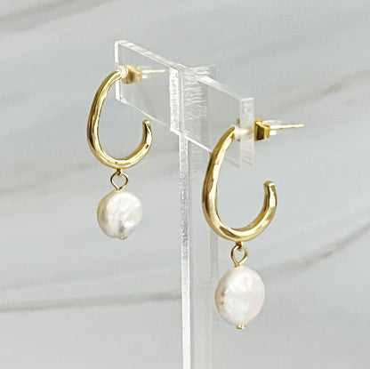 Fuchsia Hercules gold hoop earrings with dangling pearls, stylish jewelry featuring elegant pearl accents and hoop design.