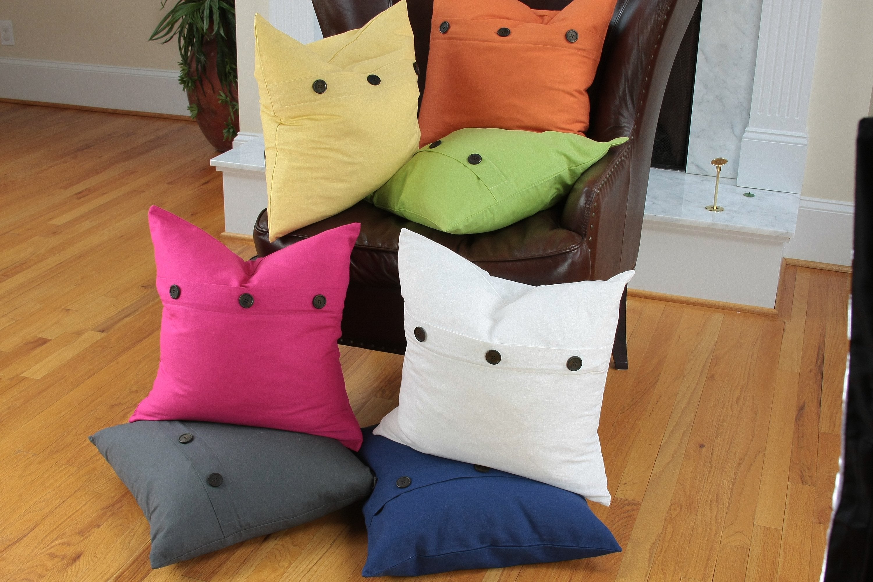 Pink Leto ML13004 solid color 20x20-inch decorative pillow with buttons, ideal for home decor accents.