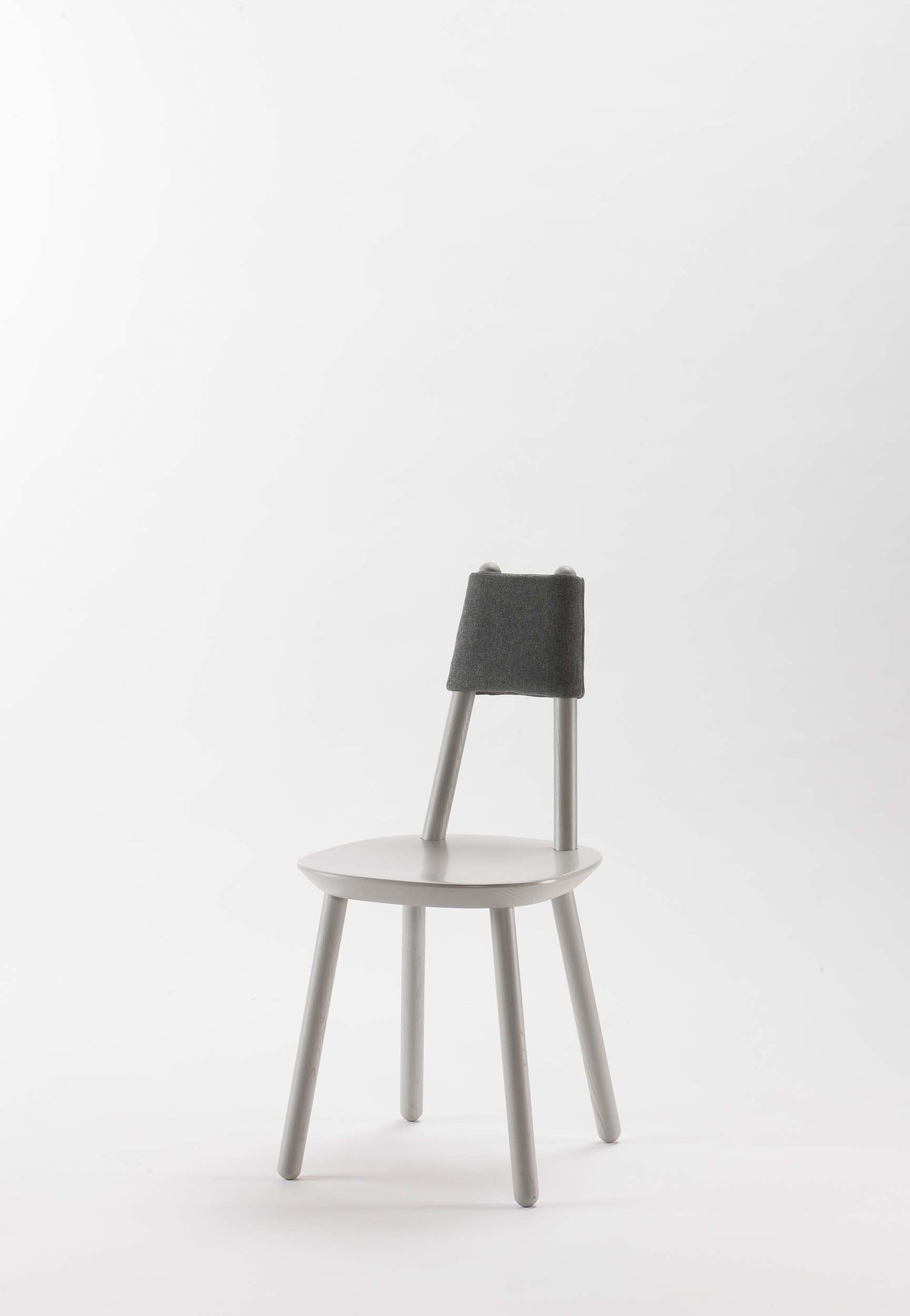 Naïve Aquamarine Poppy dining chair with grey upholstered seat and wooden legs, modern furniture for dining rooms.