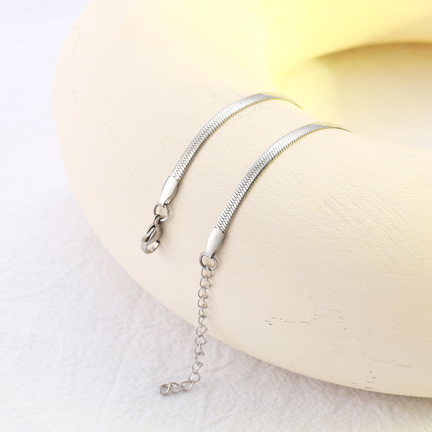 Rose Sand Brier stylish European and American fashion accessory with cool, simple design and distinctive modern appeal.