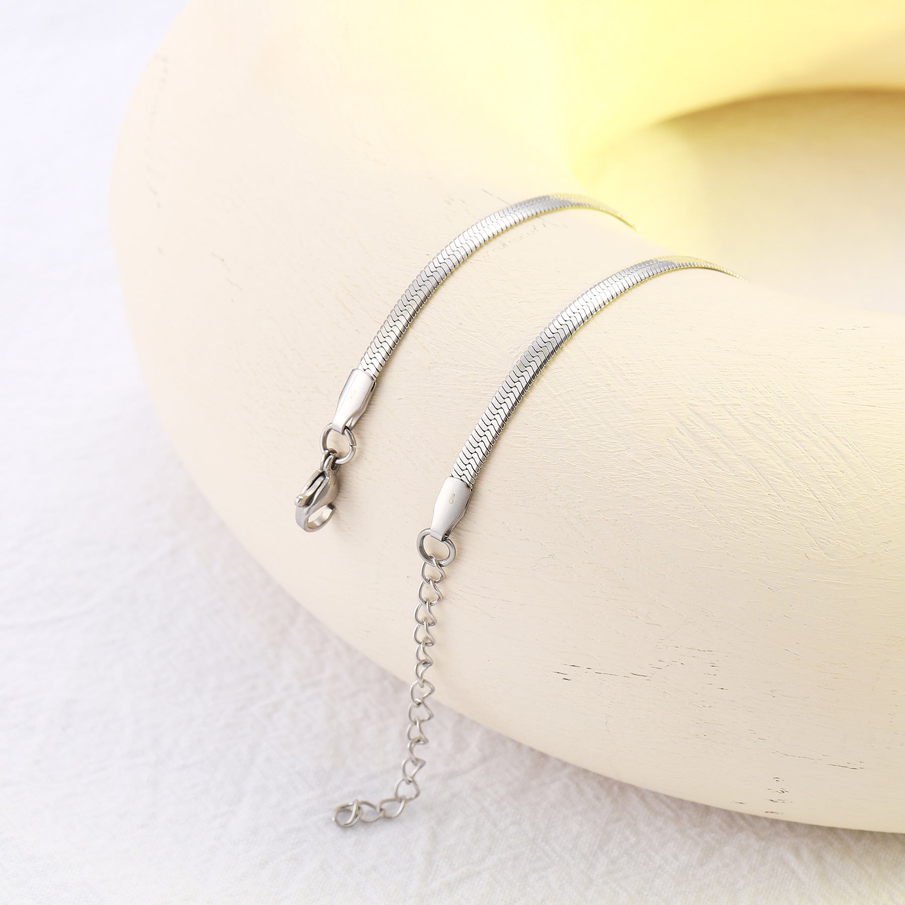 Rose Sand Brier stylish European and American fashion accessory with cool, simple design and distinctive modern appeal.