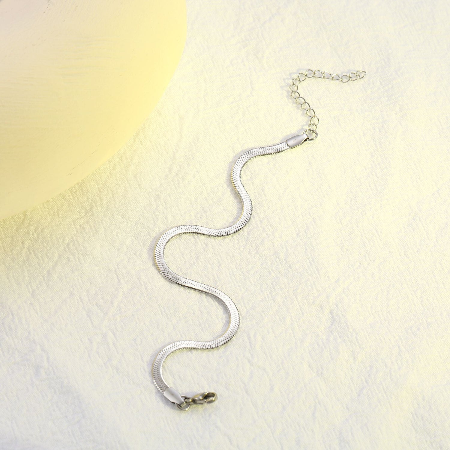 European and American fashion style from Rose Sand Brier, featuring a simple, cool, and distinctive design.