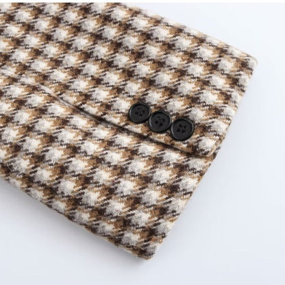 Carmine Juneberry retro plaid wool-look coat for women, stylish jacket with classic pattern and warm fabric, front view.