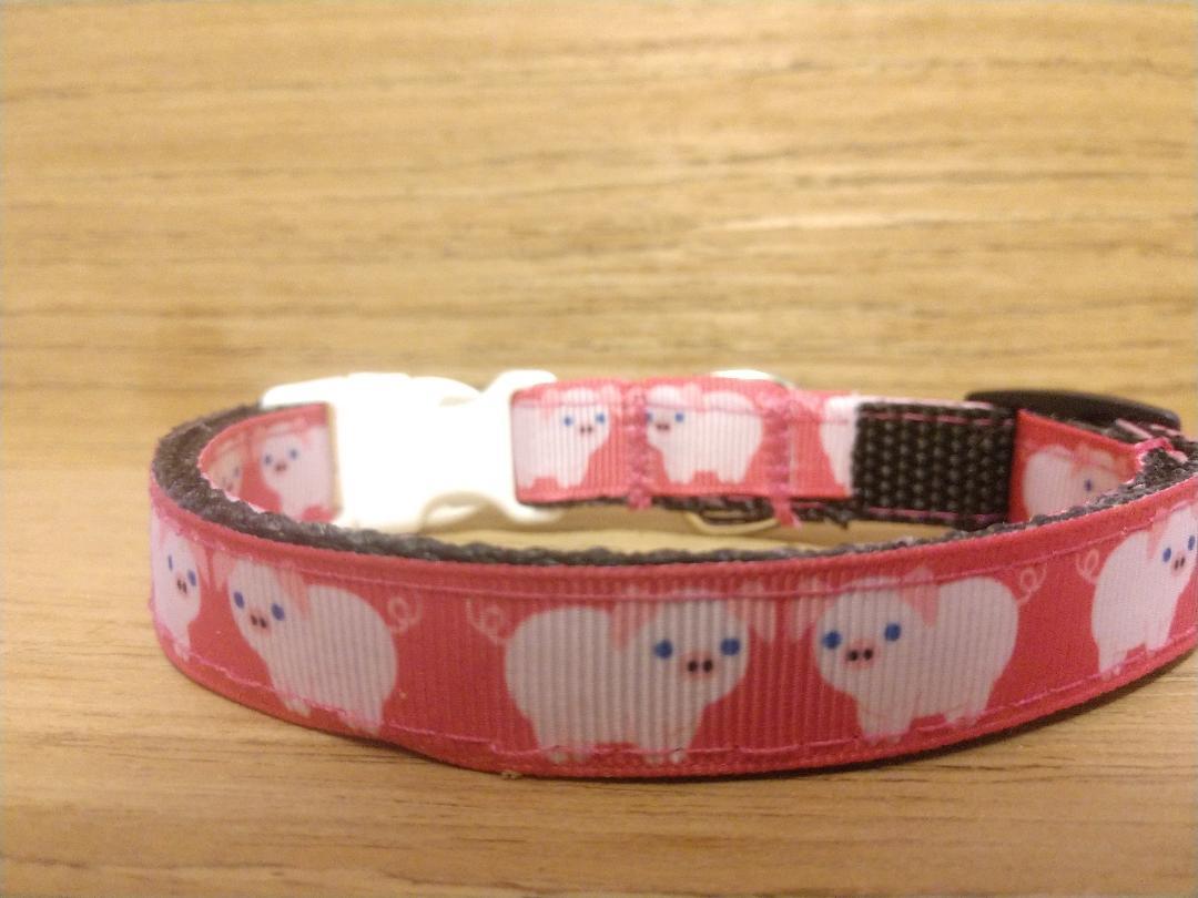 Pink small pig-themed collar for pets from Green Thalassa, featuring a cute pig design on a soft pink strap.