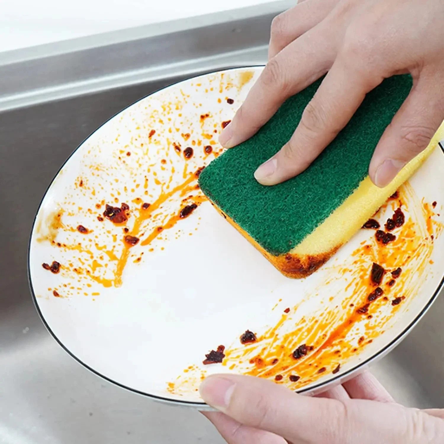 Double-sided absorbent cleaning sponge with rust removal capabilities, ideal for kitchen pots and surfaces.