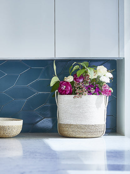 DC-KORISSA Savar basket with side handle for home storage, made of woven material, suitable for organizing household items.