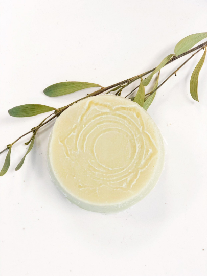 White Smokey organic shampoo bar with natural ingredients, SLS-free, and eco-friendly packaging, ideal for clean beauty hair care.