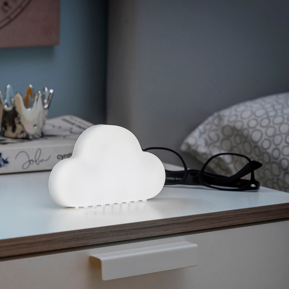 Portable Clominy InnovaGoods smart LED lamp for home decor, featuring adjustable lighting and modern design.