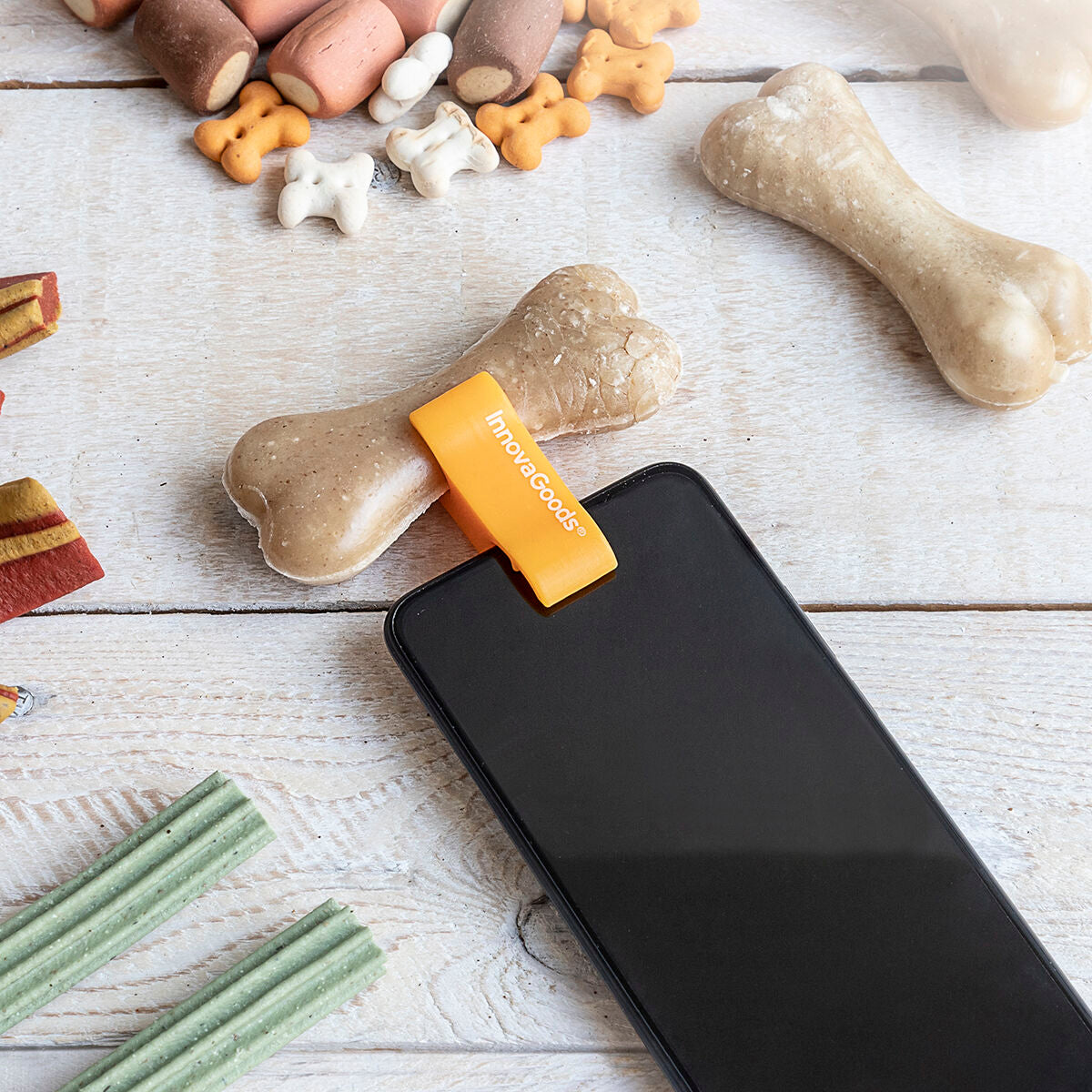 Selfie clip for pets by Pefie InnovaGoods, a consumer electronic device in black, designed to help take pet selfies easily.