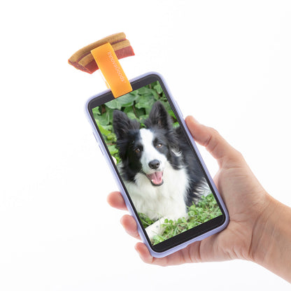 Pets selfie clip by Pefie InnovaGoods, a consumer electronics accessory from Bigbuy, shown attached to a pet for photo-taking.