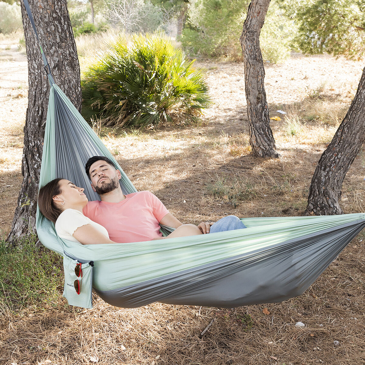 Rewong InnovaGoods double camping hammock by Bigbuy, shown hanging outdoors with trees and lush green surroundings.