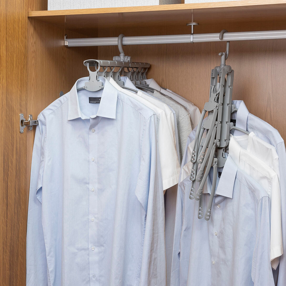 InnovaGoods 8-in-1 Multi Hanger Spavver for organizing clothes and accessories on a versatile furniture rack.