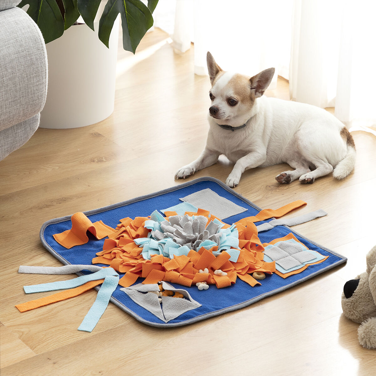 Sniffing mat for pets by Fooland InnovaGoods, featuring colorful fabric and multiple scent areas for engaging pet play.