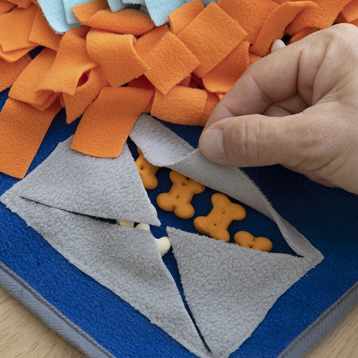 Pets Sniffing Mat by Fooland InnovaGoods, featuring colorful fabric and multiple scent holes for engaging pet activity.