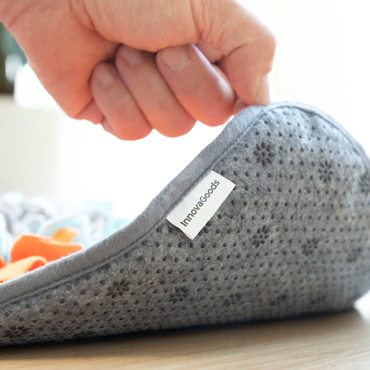 Sniffing mat for pets by Fooland InnovaGoods, featuring colorful fabric and multiple scent pockets for engaging pet activity.