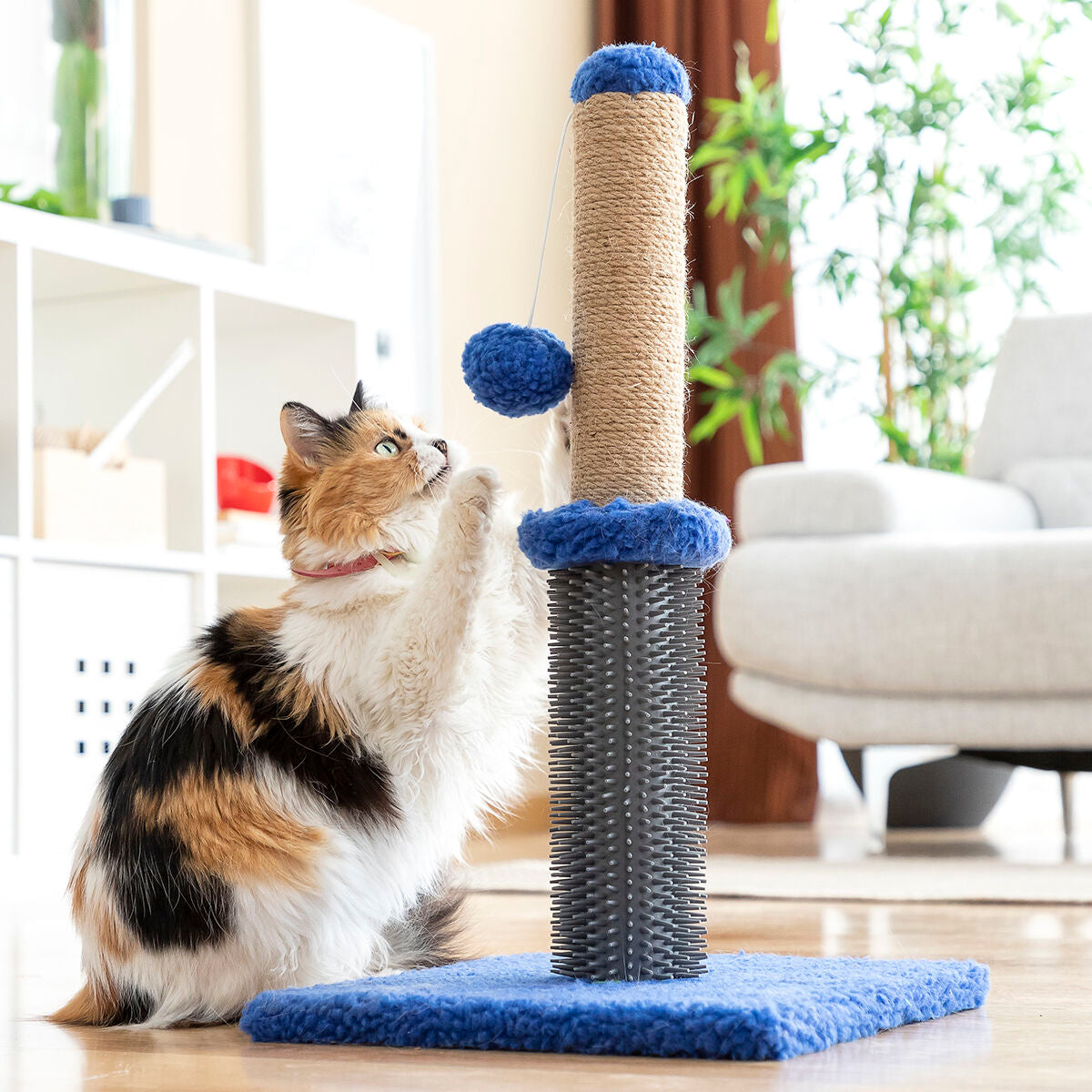 Bigbuy cat scratching and massage post with ball, made by InnovaGoods, featuring a natural sisal surface and playful design for pets.