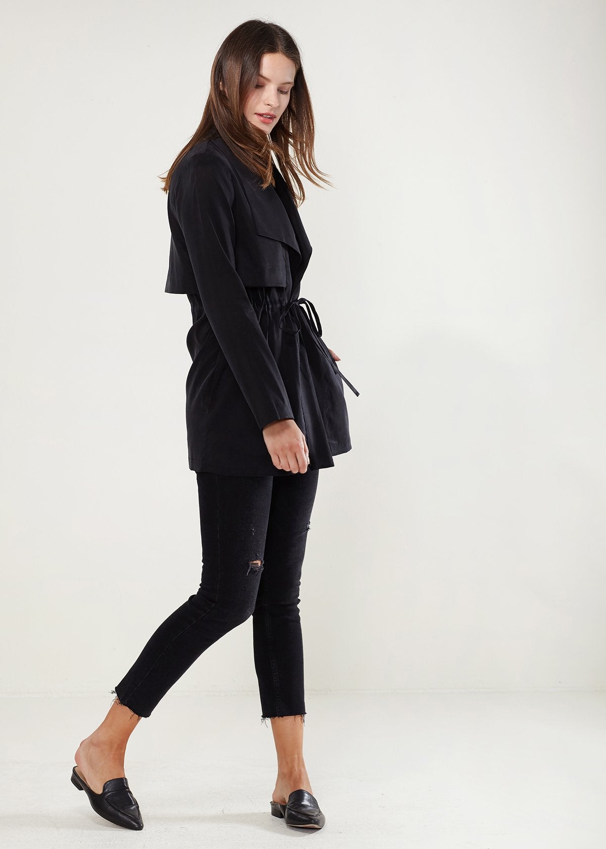 Lemon Hera Ro&amp;de Noir black open front jacket with long sleeves and minimalist design, displayed on a mannequin.