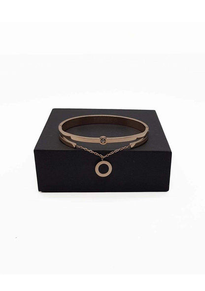 White Poppy Jericho Rosé Gold bracelet with delicate chain and subtle rose gold finish, styled with Zerpico sunglasses.
