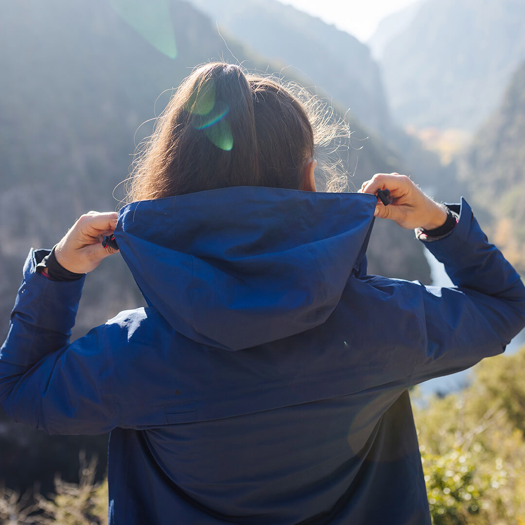 Women’s navy blue Adventure 2.0 activewear top by Rose Hemera, featuring a fitted design and breathable fabric for active lifestyles.