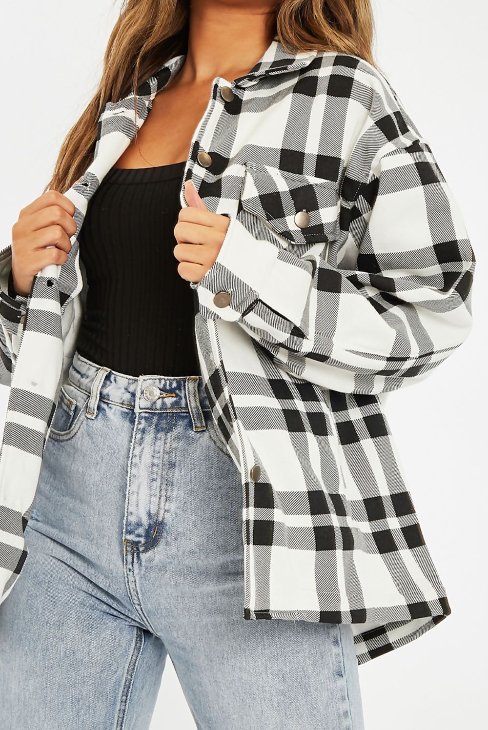 Black and white check shacket for women from Azure Theseus, stylish layered jacket with a classic pattern and relaxed fit.