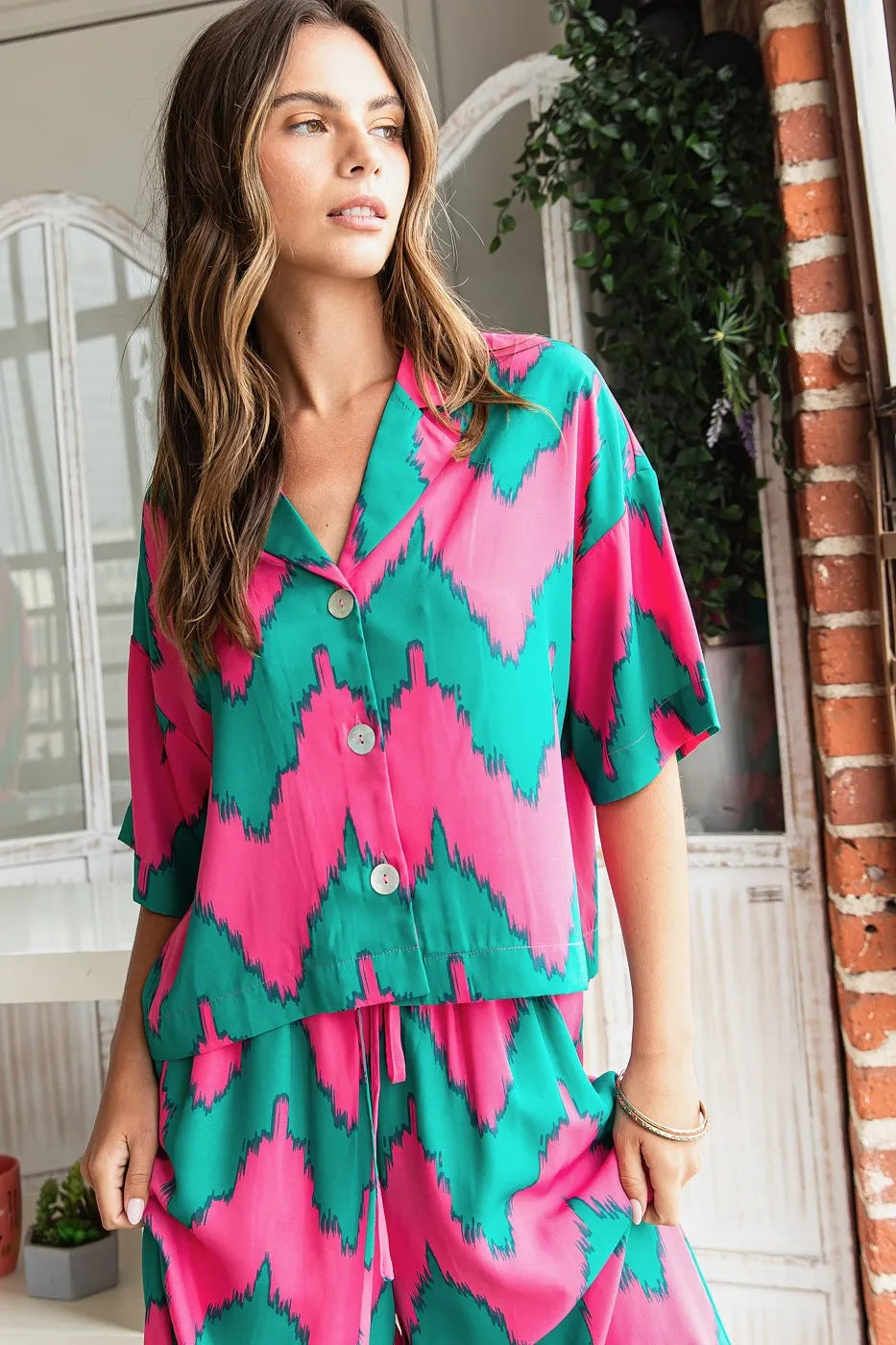 Chevron print short sleeve crop shirt by Carmine Juneberry, featuring a stylish Mittoshop design with a trendy pattern.