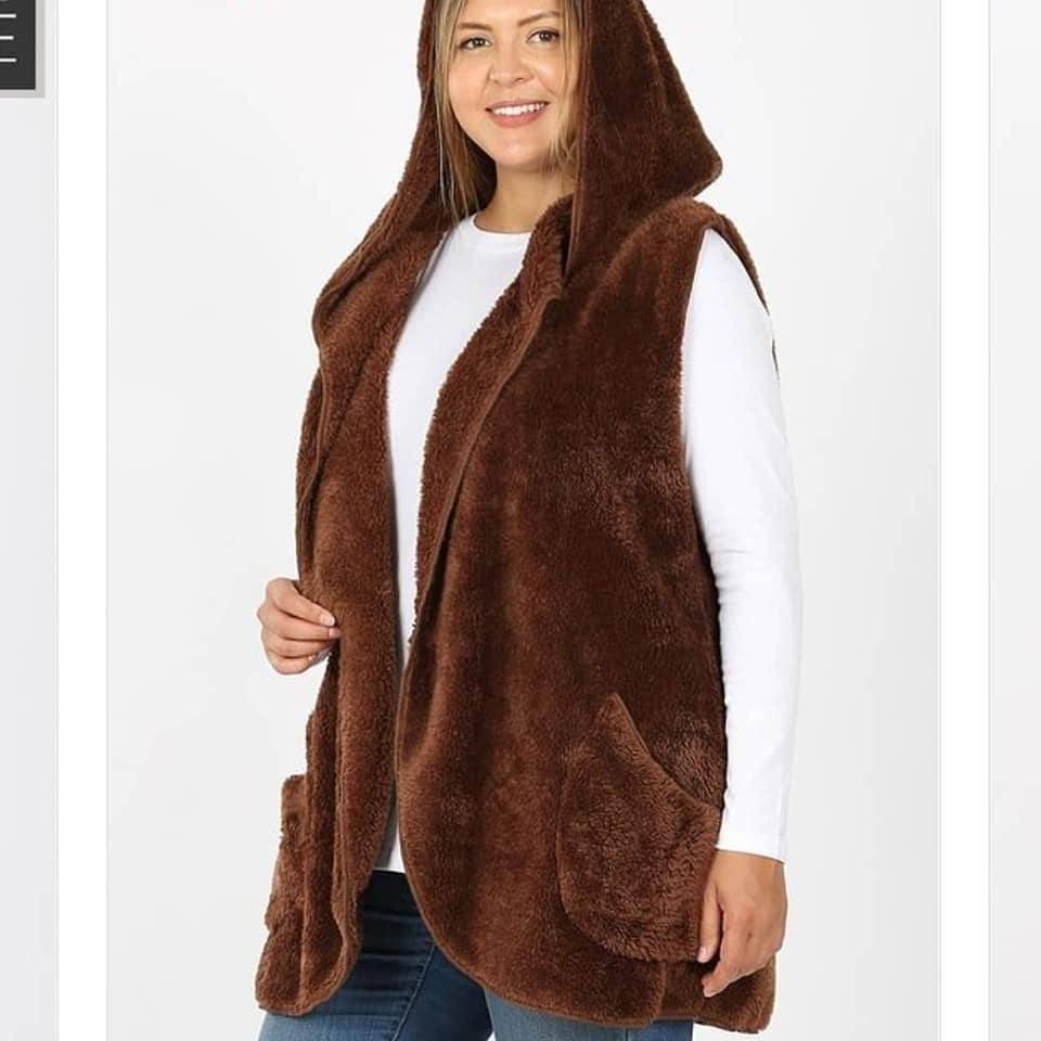 Brown fleece hooded vest for women by Ochre Ismene, showcasing a comfortable, stylish fit on a curvy figure.