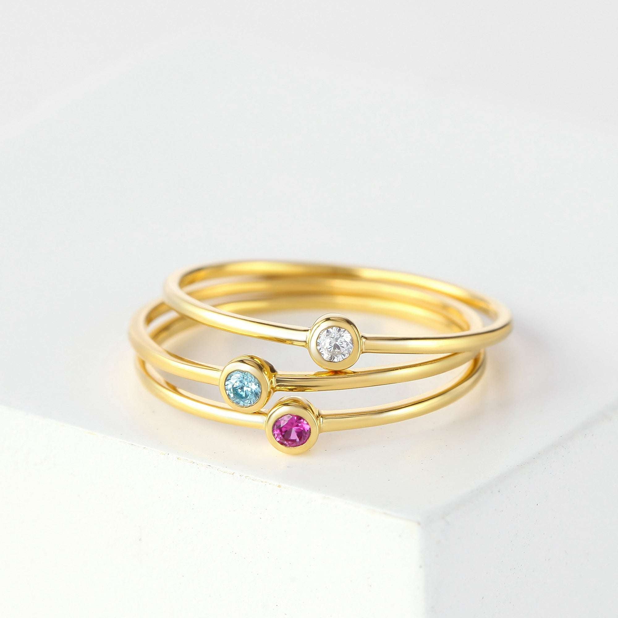 Green Millie mom birthstone ring featuring multiple children’s birthstones, elegant jewelry piece for mothers.