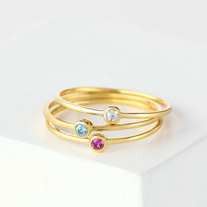 Green Millie mom birthstone ring featuring multiple children’s birthstones, elegant jewelry piece for mothers.