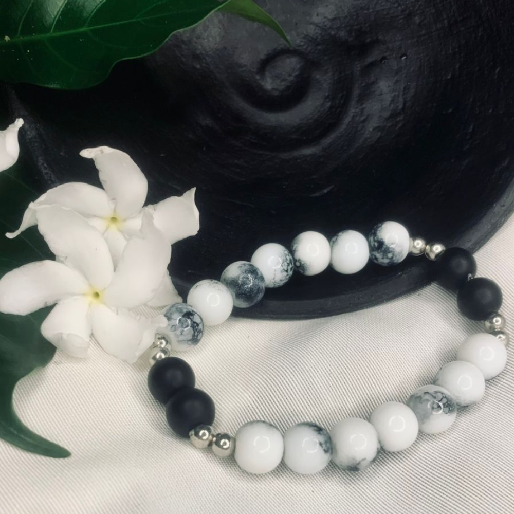 Tan Saffron Howlite and Black Onyx stretch bracelet with silver spacers, featuring polished stones and elegant bracelet design.