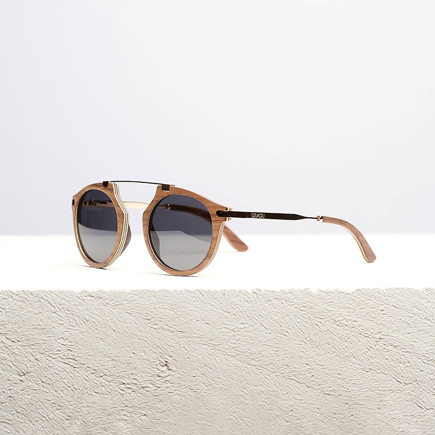 Fuchsia Artemis Santa Monica wooden sunglasses for women, featuring natural wood frames and stylish design.