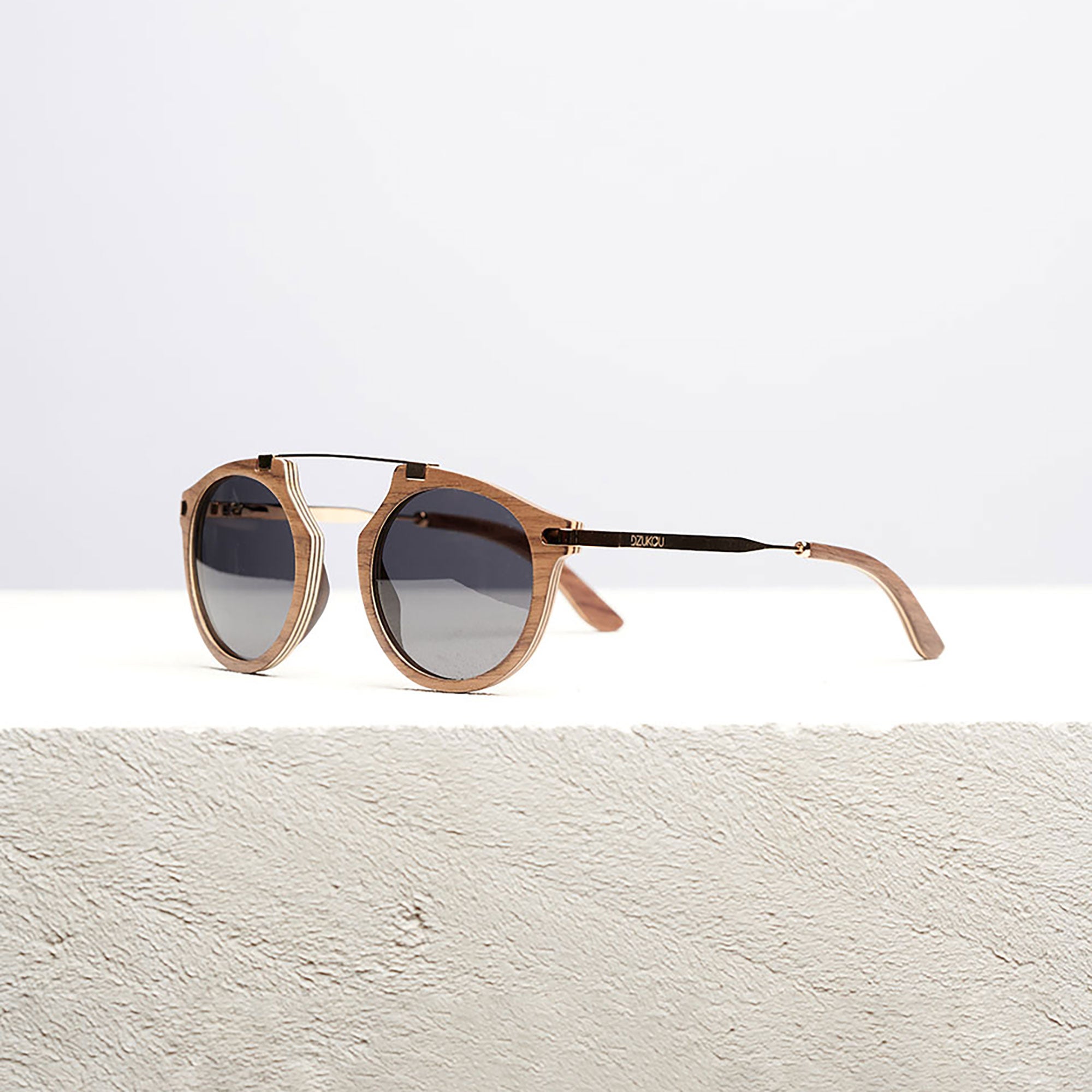 Fuchsia Artemis Santa Monica wooden sunglasses for women, featuring natural wood frames and stylish design.