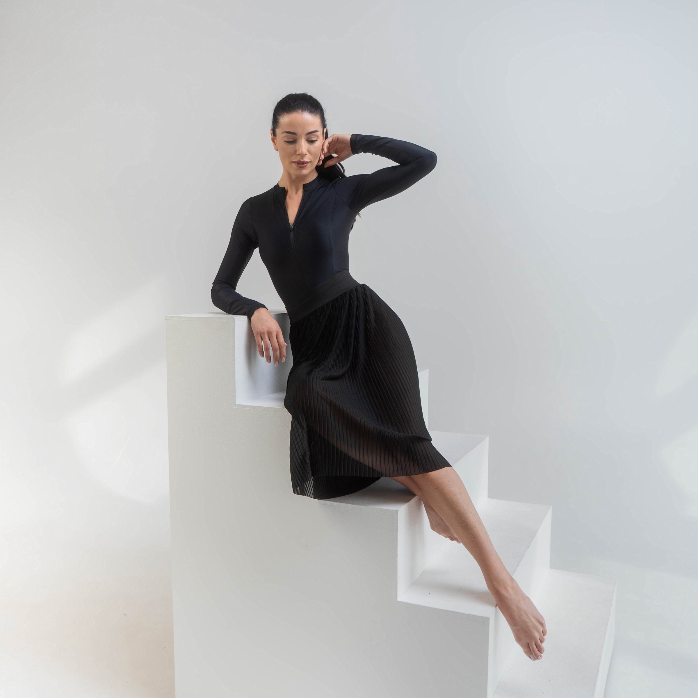 Indigo Thalassa Pleasy mesh skirt with layered design and lightweight fabric, styled with a casual top and accessories.