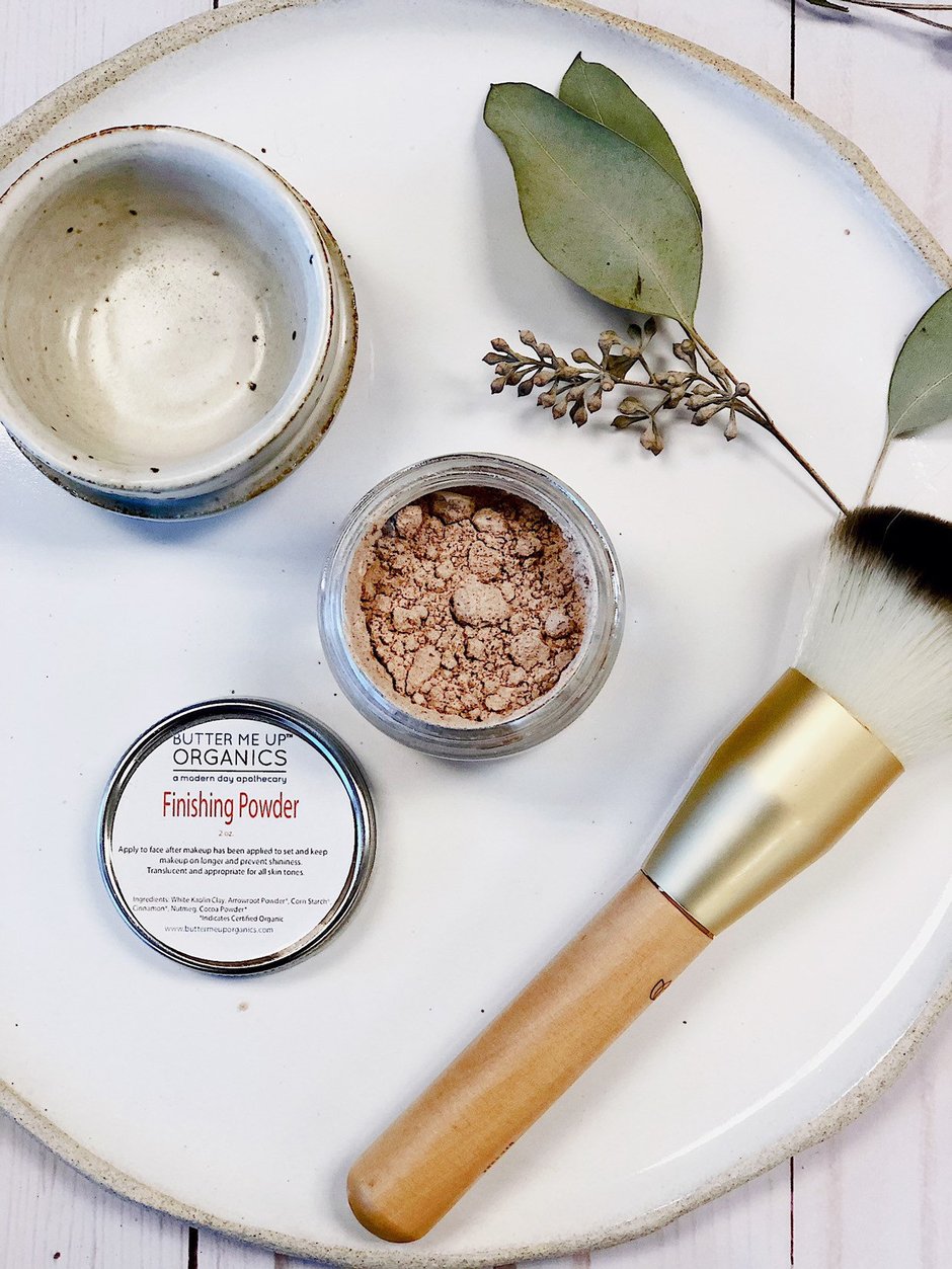 White Smokey organic finishing powder setting for makeup, smooth, lightweight, and natural finish for a flawless look.