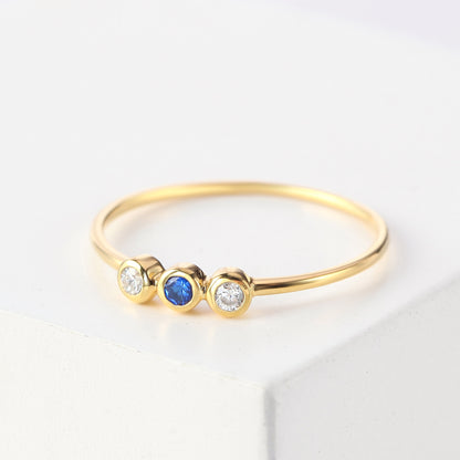 Green Millie mom birthstone ring featuring colorful children birthstones, elegant jewelry for mothers and family celebrations.