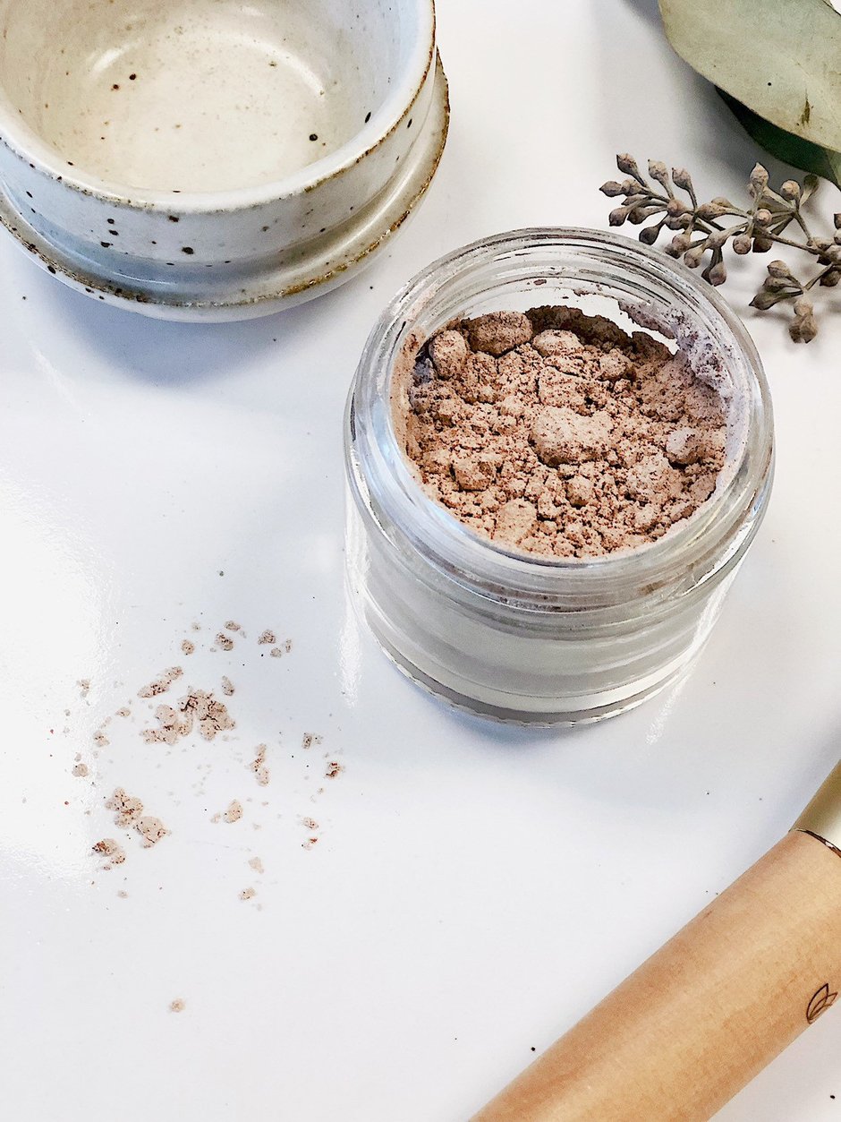 White Smokey Organic Finishing Powder setting makeup powder in a transparent compact with a soft matte finish.