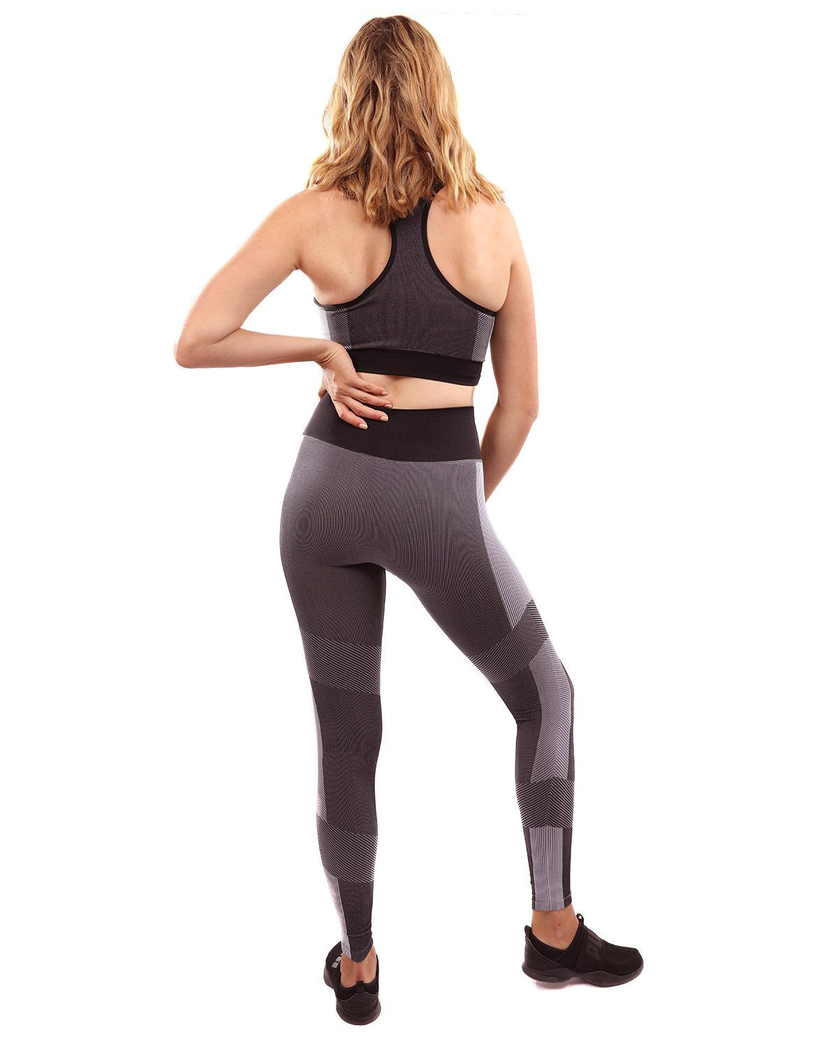 Black Arleta seamless leggings and sports bra set for women by Lazurite, featuring a comfortable, fitted athletic clothing ensemble.