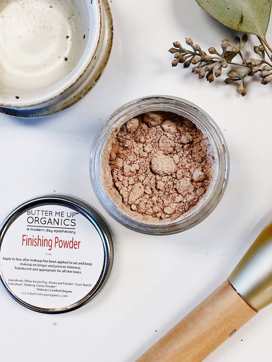 White Smokey Organic Finishing Powder Setting for makeup, translucent powder in a sleek compact, ideal for a matte finish.